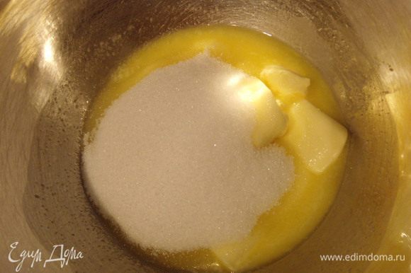 125 г масла взбить миксером с 125 г сахара до белой кремовой консистенции.