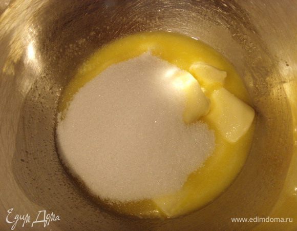 125 г масла взбить миксером с 125 г сахара до белой кремовой консистенции.