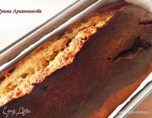 Отложить небольшую часть теста и добавить в нее какао. Выложить часть белого теста. Посыпать изюмом (заранее замочить его в воде). Выложить остальную часть белого теста. Потом посредине аккуратно выложить темное тесто. Выпекать при 180 гр. около часа.