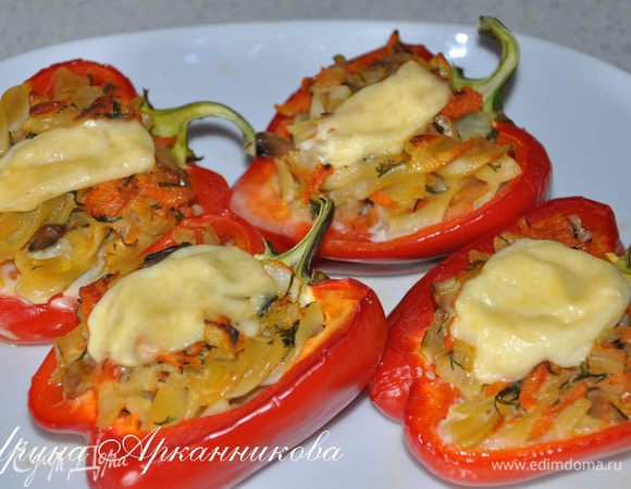  Форму смазать растит. маслом, выложить перцы. Запекать в предварительно разогретой духовке 40 минут при 190 гр. Положить кусочки сыра и запекать еще 15 минут.