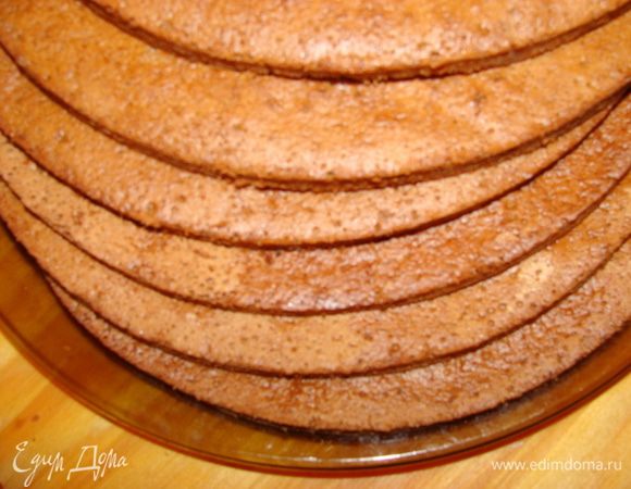 Испечь 6 бисквитных коржей любимым способом или использовать готовые. (шоколадные, светлые или ореховые).