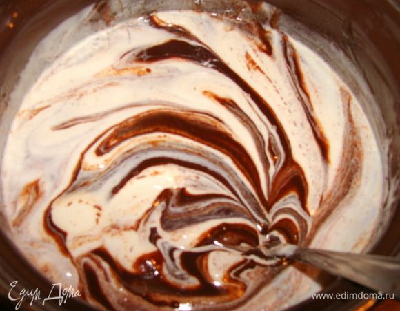 Снять с огня, добавить сметану, перемешать. Остудить до комнатной температуры.