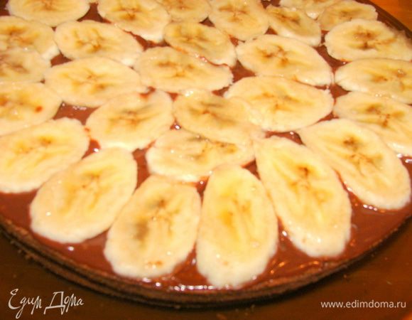 На крем выложить дольки банана.