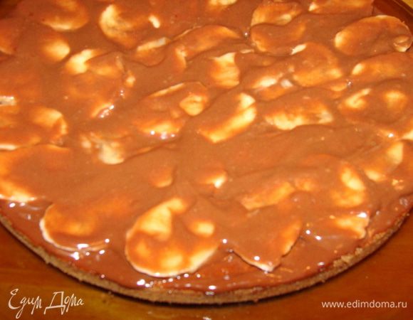 Сверху покрыть кремом. На него уложить следующий корж. Повторить процедуру пока коржи не закончатся.