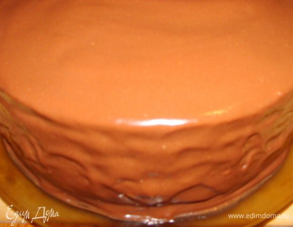 Верхний корж смазать кремом в два раза обильнее. Крем уже остынет и не будет стекать. Бока тоже обмазать.