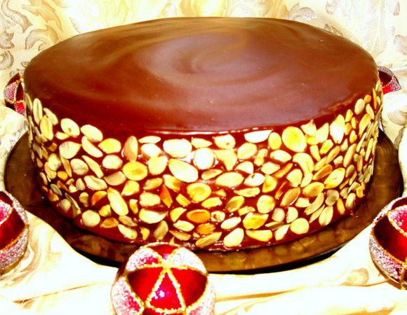 И обсыпать ей края. Торт убрать в холодильник на ночь.