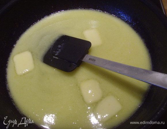 Для кроканта: 100 мл сливок соединить на сковороде со 150 г сахара, 100 г масла. 