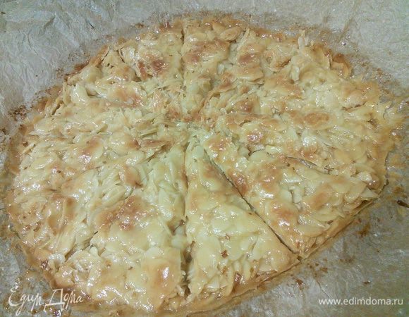 Нашу же форму выложить бумагой для выпечки и переложить в неё миндальную карамель. Разровнять по всей поверхности формы и запекать при той же температуре (175) около 20 минут или до румяной корочки. Готовый, ещё горячий крокант порезать на 12 треугольников, остудить.