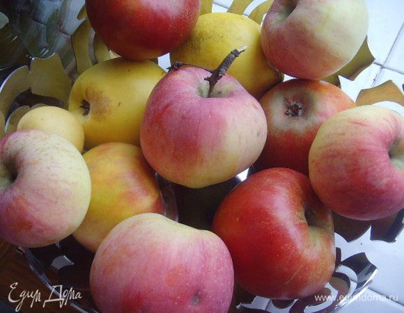 Яблоки очистить и мелко порезать.