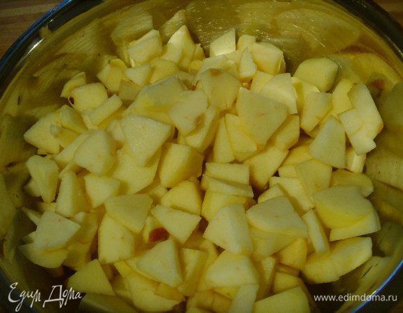 В кастрюле залить яблоки яблочным соком (3 ст. л. сока отставить в сторону), посыпать 50 г сахара и полить соком лимона. Тушить 5 минут.