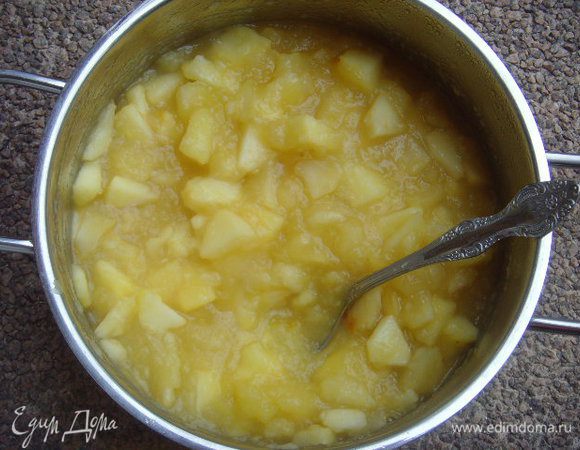 Пакет ванильного пудинга развести в 3 ст. л. яблочного сока и заварить им яблочный компот, снять с огня, полностью остудить.