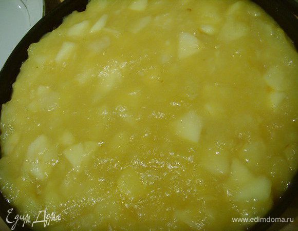 Бисквит перевернуть, так мы добьёмся более ровной поверхности,  обрамить кольцом и выложить на него яблочную начинку, разровнять и поставить на 1 час в холодильник.