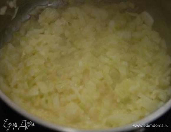 Подготовим продукты: чеснок  и лук нарезать мелким кубиком. Печень зачистить от пленок и нарезать на небольшие кусочки. В сотейнике растопить небольшой кусочек сливочного масла  (от общего кол-ва), добавить измельченный лук и чеснок. На тихом огне тушить около 2-х минут (не допускайте потемнения лука).