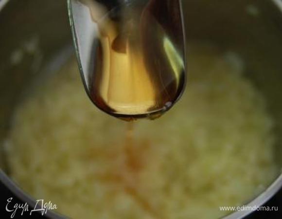 Добавить  1 ст.л. коньяка, тушить еще буквально 30 секунд.