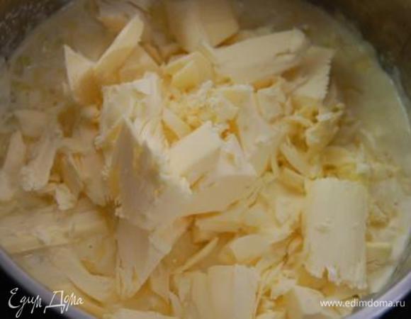 Добавить оставшееся сливочное масло. Дождаться, пока оно полностью разойдется. Перемешать и снять сотейник с огня, немного остудить, добавить по вкусу соль, перец и мускатный орех.