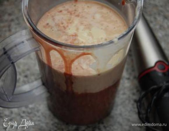 В блендере пробить печень и луково-сливочную смесь. У меня очень не вовремя полетела большая чаша блендера, а потому пробивала частями в маленькой.  А потом еще дополнительно – погружным.