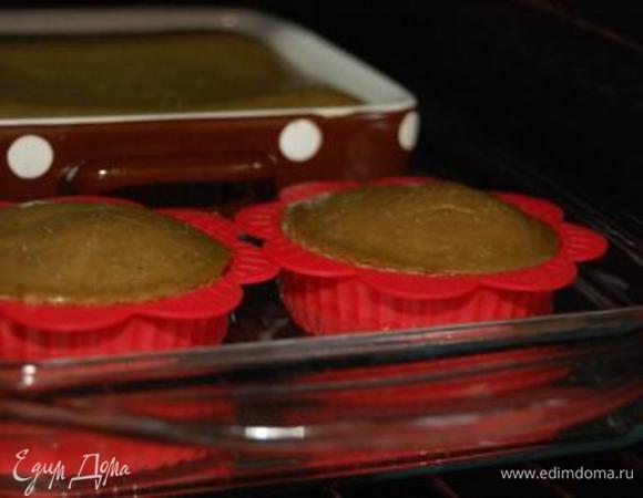 После указанного времени откройте дверь духового шкафа и дайте паштету постоять еще 10 минут. Он немного осядет, так и должно быть.