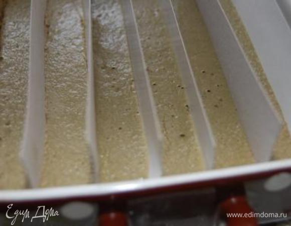 Для декора паштета  вырезать картонные полоски необходимой длинны и легонько вдавить их в паштет на одинаковом расстоянии друг от друга.