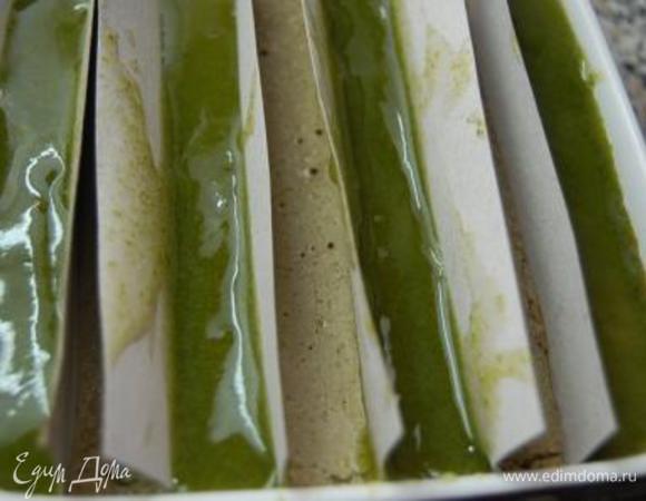 Вылить зеленое желе через один ряд. Поставить в холодильник для желирования. Извлечь картон и в свободные ячейки залить оранжевое желе. 