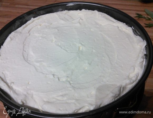  На яблочный слой распределить сливки и опять поместить в холодильник на минимум 1 ч. 