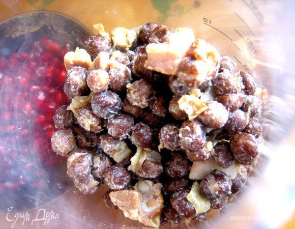 Поместить в чашу блендера,добавив чуть кипячёной воды,чтобы легче было взбивать.