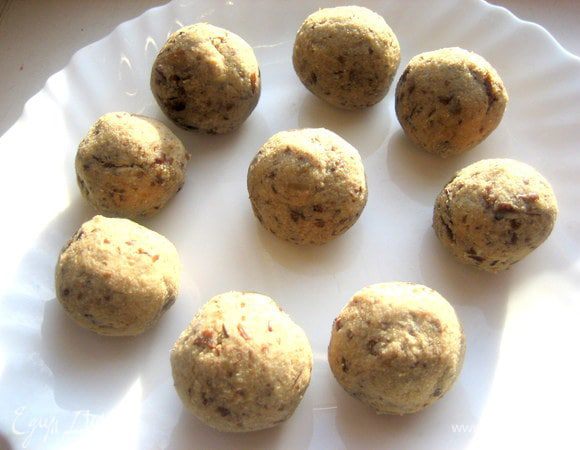 Взбить и затем скатать шарики величиной с грецкий орех.