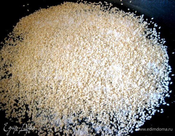 Сезам насыпать на сухую сковороду,добавив соль.