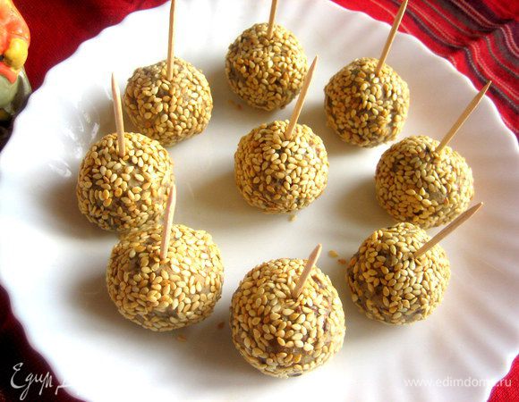 Выкладываем на тарелку,вставляем зубочистку в каждый.