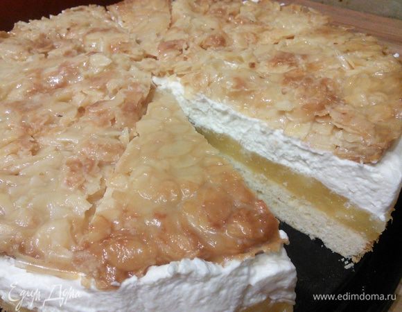 Торт в разрезе, уже хорошенько охлаждённый. 