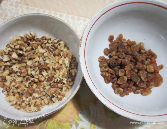 Грецкие орехи порубить ножом на кусочки. Изюм промыть, высушить. Курагу порезать маленькими кусочками, смешать с изюмом, орехами, корицей и мёдом. Количество начинки может меняться в зависимости от размера груш (Корица – ¼ ч.л., мёд можете и вовсе не добавлять).