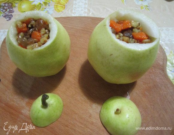 У груш срезать верхушки, и низ для устойчивости. Ложечкой аккуратно вырезать мякоть груш, придав им вид чашечек. Нафаршировать груши начинкой и прикрыть крышечками. Груши нужно брать твёрдых сортов, чтобы не треснули во время приготовления на пару.