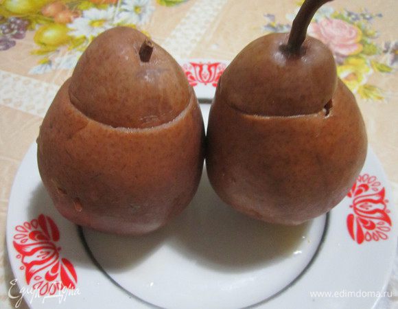 Груши нужно готовить на пару около 15 минут. У меня нет пароварки, делала всё по старинке. Готовила их минут 25, поэтому они, наверное, потемнели, но стали довольно мягкими.