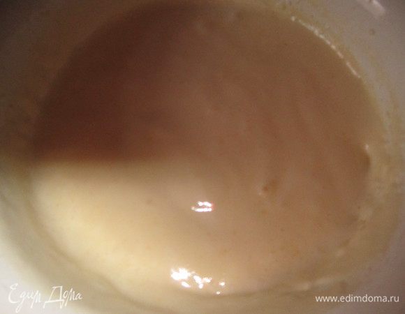 Для соуса сабайон снять с лимона 1 чайную ложку цедры. В жаропрочной миске перемешать яичные желтки и сахар. Поставить миску на водяную баню и взбивать яйца с сахаром, пока смесь не побелеет и не станет пенистой. Добавить цедру лимона и частями влить вино, продолжая беспрерывно взбивать. Взбивать до тех пор, пока масса не станет пышной и густой. Её объём должен увеличиться в 3 раза. До кипения соус не доводить!