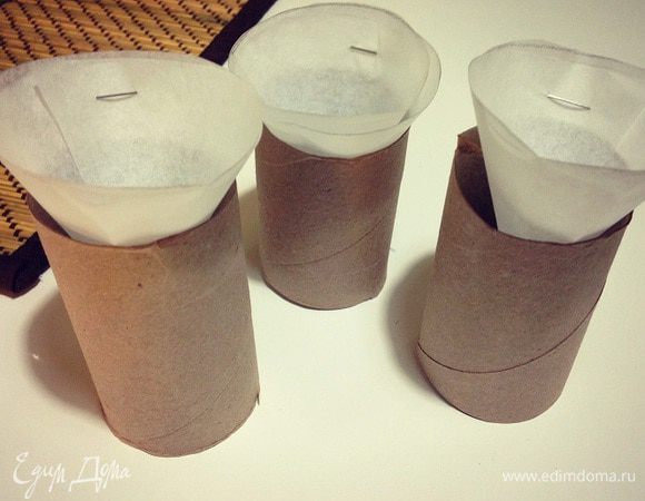 Кулечки - конусы поставьте вертикально,например в стаканы диаметром меньше или сделайте из картона цилиндры.....