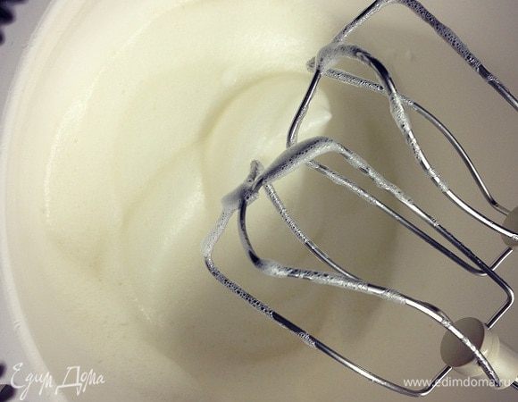 Белки отделить от желтков взбить с щепоткой соли до устойчивой пены....