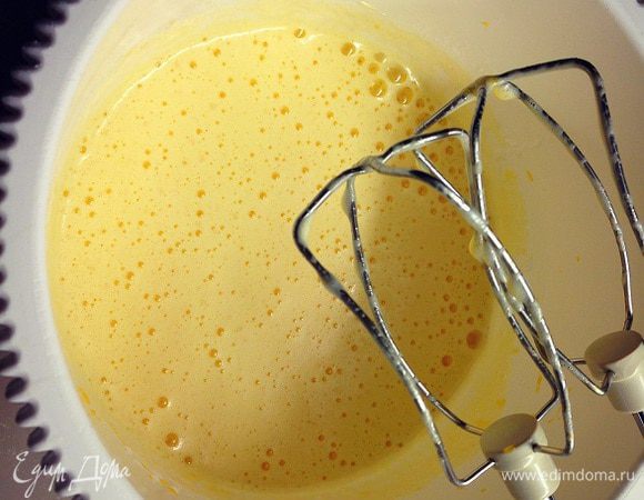 Продолжая взбивать, добавляем сахар.....добавляем желтки....