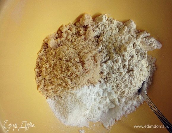 Перемолотый миндаль смешать с мукой и крахмалом....