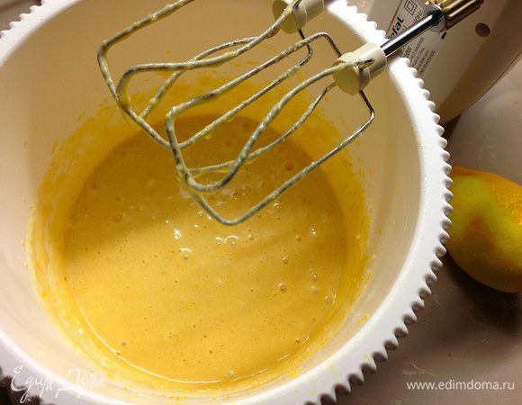 Аккуратненько вмешать мучную смесь в яичную массу.....сюда же добавляем ванильный сахар и цедру одного лимона....