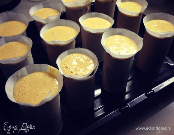 Тестом наполнить кулечки-конусы....не наполняйте до верху,тесто поднимется...и не переживайте что тесто жидковато ....оно прекрасно пропечется.....поставить в предварительно нагретую духовку до 180°C минут на 20....готовность можно проверить зубочисткой....