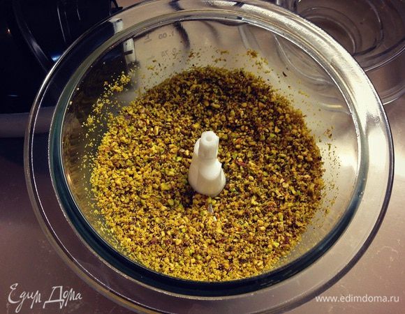 Пока пекутся пирожные ....фисташки перемолоть в блендере...лучше брать сразу очищенные и не соленые.....