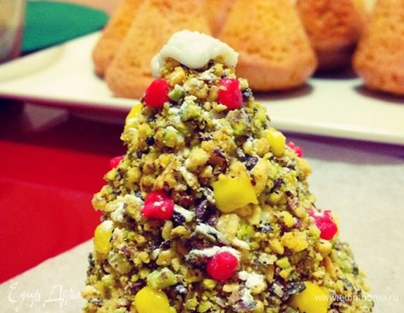 Достаем елочки ....и декорируем....разноцветные точечки-шарики можно сделать из варенья или глазури добавив краситель,а нанести можно при помощи обычного шприца без иглы......глазурью белой (сахарную пудру смешав с лимонным соком )можно сделать снежные верхушки елочкам....Посыпать сверху все сахарной пудрой ,как будто припорошив снежком.....