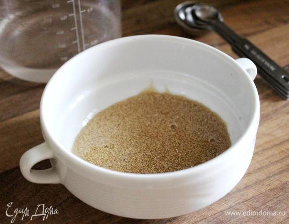 В миске смешать дрожжи с мёдом (или заменить на сахар) и залить тёплой (40*С) водой. Убрать миску в тёплое место на 5 минут, пока смесь не вспенится.