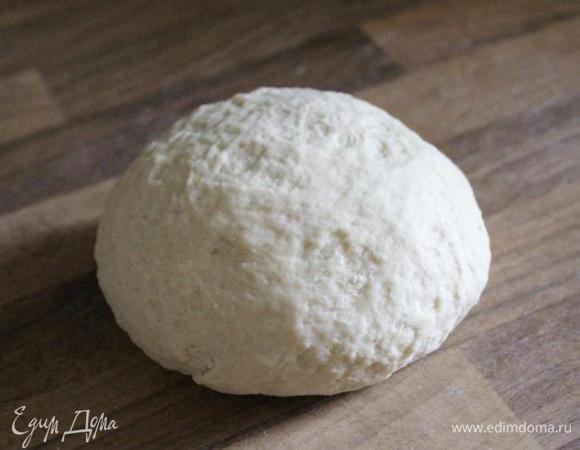 В глубокую миску просеять муку с солью, сделать углубление и влить дрожжи и оливковое масло. Замесить тесто. Переложить тесто в миску, накрыть влажным полотенцем и убрать в тёплое место на час.