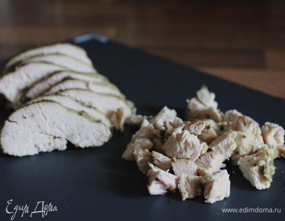 Тем временем подготовить начинку. Куриное филе смазать соусом песто, посолить, поперчить и обжарить до готовности.