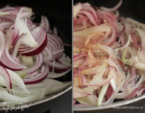 Лук нарезать на тонкие дольки. В сковороде разогреть оливковое масло, добавить лук, соль и перец. Довести лук до мягкости. Затем добавить коричневый сахар и потомить лук ещё минут 7.