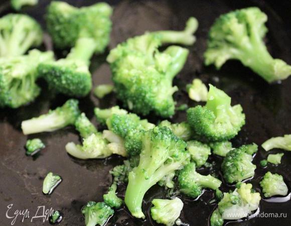 Убрать лук из сковороды и добавить свежие соцветия брокколи и минут 5-7 их тушить. Если капуста мороженная, достаточно её просто разморозить и не обжаривать.