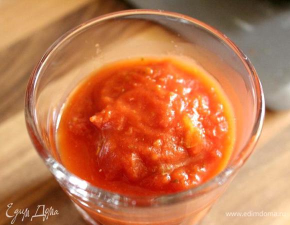 Если нет готового томатного соуса для пиццы, можно его приготовить самостоятельно. Для этого в сковороде разогреть 1 ст.л. оливкового масла и добавить 2 раздавленных дольки чеснока. Прогреть в течение 2-3минут, затем убрать чеснок и добавить томатной пассаты или резанных томатов (200-250 мл) и несколько листиков базилика или 1 ч.л. сушёного орегано. Довести соус до кипения на маленьком огне. Остудить.