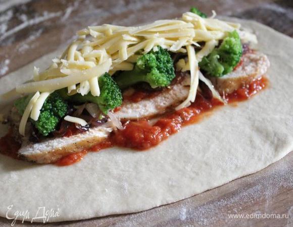 Тесто разделить на 4-8 частей и каждую раскатать в тонкую овальную лепёшку. Середину лепёшки смазать 1 ст.л. томатной пасты, сверху выложить кусочки курицы и ещё немного пасты. Затем-лук, на лук-брокколи и базилик. Пармезан натереть на крупной тёрке и присыпать им начинку.