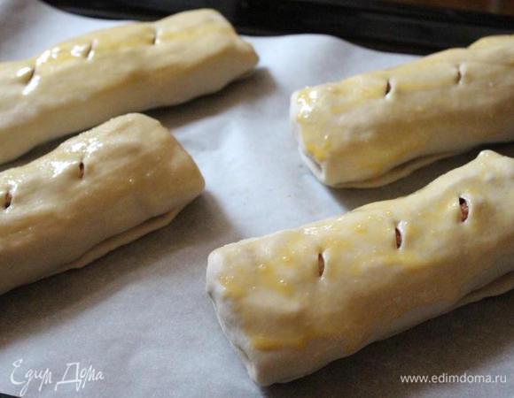 Стромболи уложить швом вниз на противень, застеленный пергаментом,  смазать смесью желтка с молоком и сделать несколько небольших надрезов. Выпекать при 180*С около 25 минут.