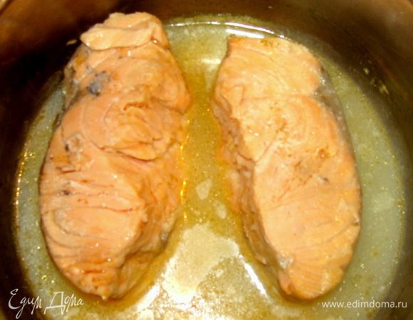 Семгу отварить, охладить, освободить от кожи и костей.